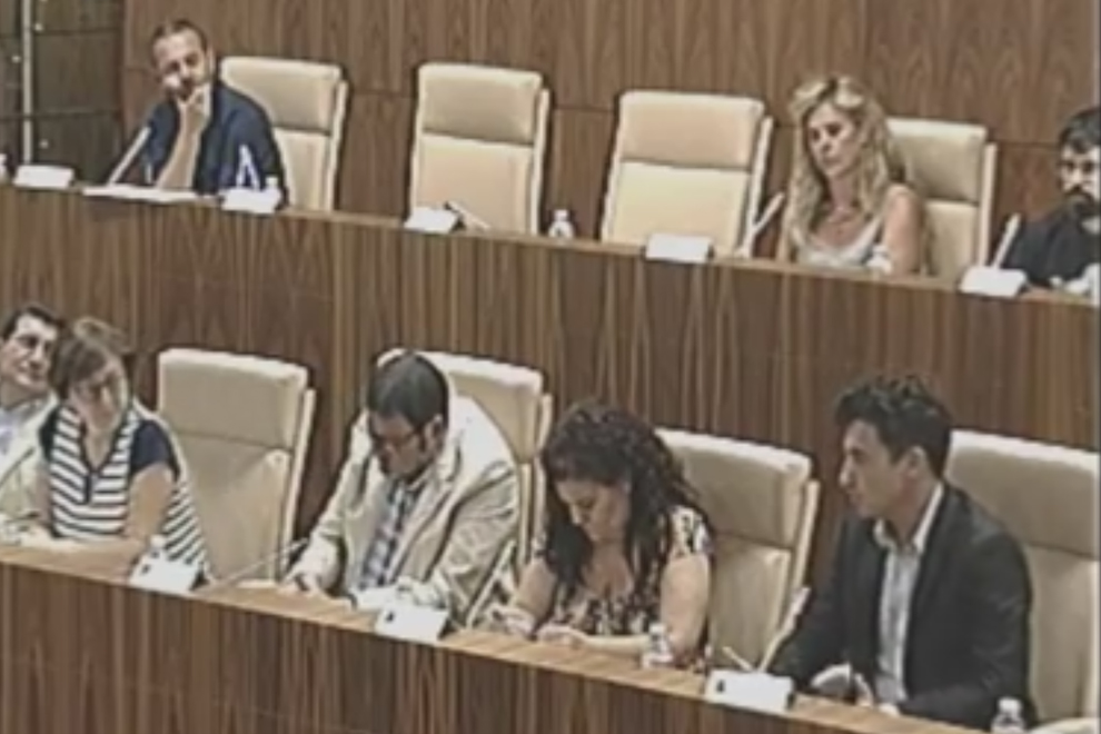 Imagen del último Pleno Municipal de julio, en la parte superior, representantes del grupo Leganemos