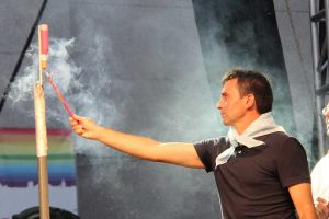 El entrenador del Leganés, tras el pregón, en el momento del chupinazo en las Fiestas.