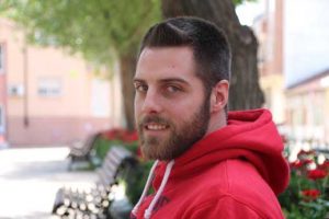 El jugador leganense de balonmano Juan del Arco posa para el reportaje de LEGANEWS.