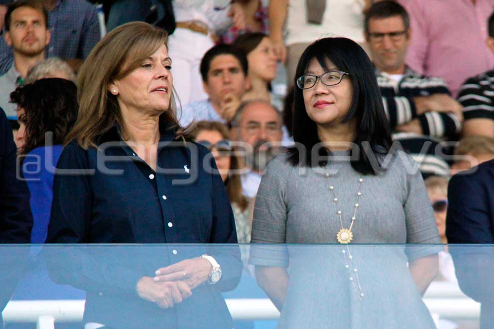 Las presidentas de los dos equipos en el palco. Primer partido con dos presidentas en Primera.