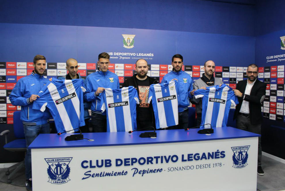 Rubén Perez, Fernando Martín, Adrián Marín, Leonardo Ortes, Pablo Insua y Carlos Vázquez posando con las camisetas del CD Leganés.
