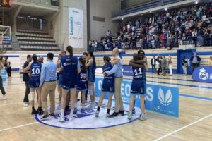Javier Fort celebrando el ascenso con sus jugadoras