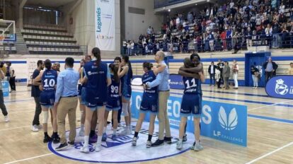 Javier Fort celebrando el ascenso con sus jugadoras