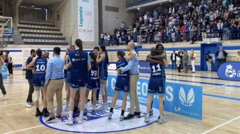 Javier Fort celebrando el ascenso con sus jugadoras