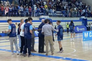Irene Lahuerta recibe la felicitación del alcalde Miguel Ángel Recuenco y Santos Moraga, presidente del Federación de Baloncesto de Madrid