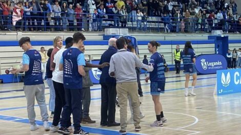 Irene Lahuerta recibe la felicitación del alcalde Miguel Ángel Recuenco y Santos Moraga, presidente del Federación de Baloncesto de Madrid