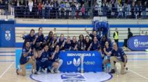 María Espín celebra el ascenso junto al resto del equipo