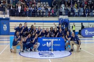 María Espín celebra el ascenso junto al resto del equipo