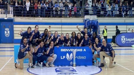 María Espín celebra el ascenso junto al resto del equipo