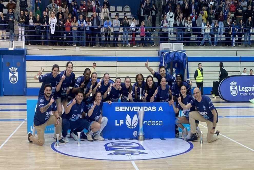 María Espín celebra el ascenso junto al resto del equipo
