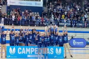 El Innova-tsn Leganés celebra el ascenso y el campeonato de la Liga Challenge