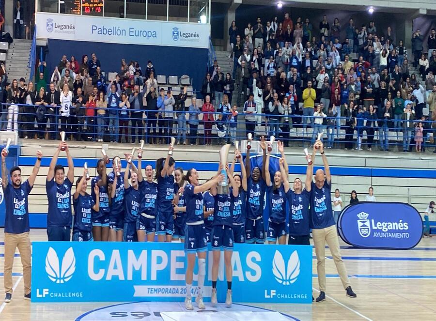 El Innova-tsn Leganés celebra el ascenso y el campeonato de la Liga Challenge