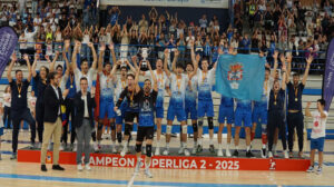 El capitán Sergio Rey Villegas, capitán del UC3M Voleibol Leganés, levanta el título de campeones de la Superliga 2