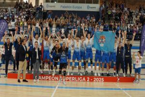 El capitán Sergio Rey Villegas, capitán del UC3M Voleibol Leganés, levanta el título de campeones de la Superliga 2